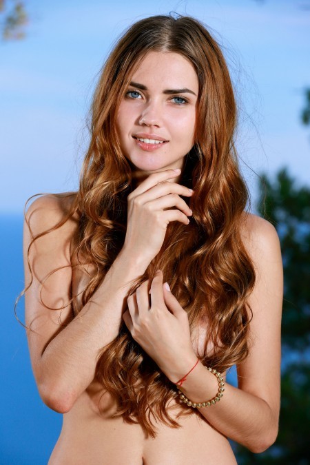 Летнее наслаждение: голая красавица на природе