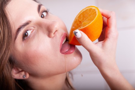 Счастливая домашняя фотосессия в эротическом стиле