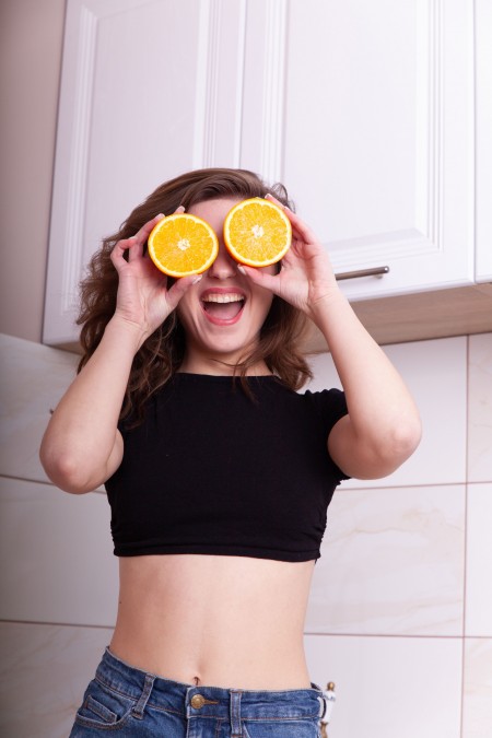 Счастливая домашняя фотосессия в эротическом стиле