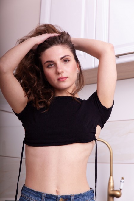 Счастливая домашняя фотосессия в эротическом стиле