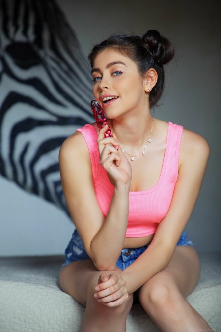 Чемодан путешествий обнаженной улыбающейся девушки