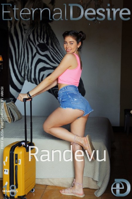 Чемодан путешествий обнаженной улыбающейся девушки