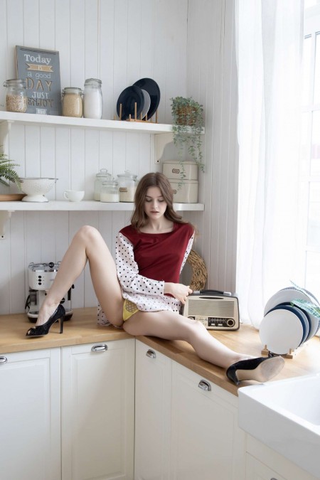 Радостная Оливия: эротическая фотосессия