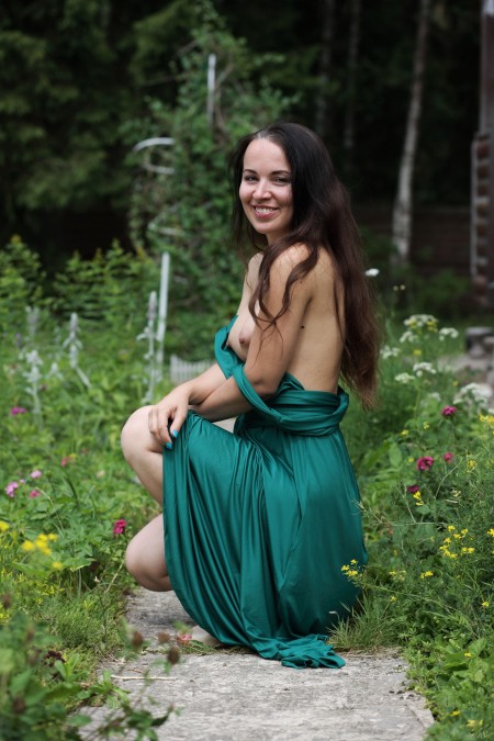 Летняя элегантность: Николь В в природе