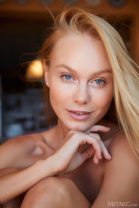 Веселая блондинка Жанна в домашней обстановке