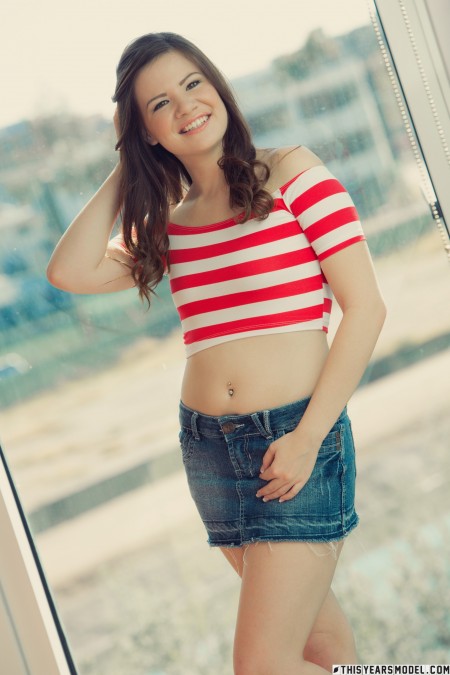 Летняя радость: Alison Rey позирует