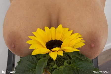 Летняя сенсуальность: улыбчивая красотка