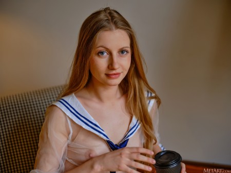 Нежная blond девушка позирует голой