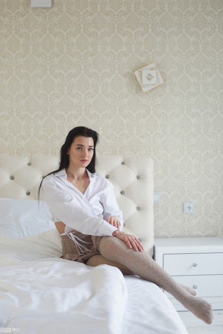 Вльада: уютная фотосессия в спальне