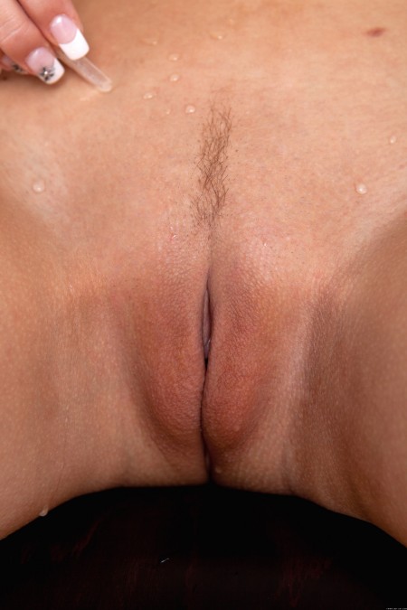 Соблазнительная блондинка Miela A постит на стуле