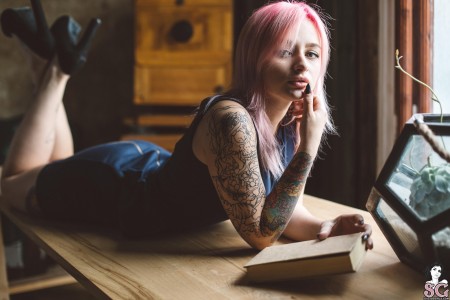 Соблазнительная Любовь: эротический фотосет дома