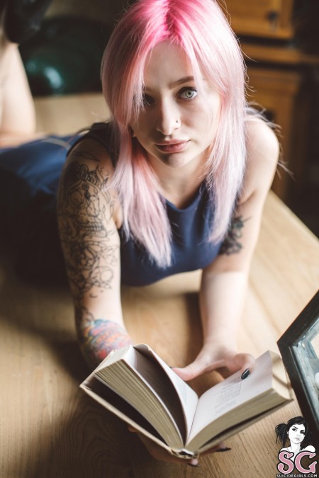 Соблазнительная Любовь: эротический фотосет дома