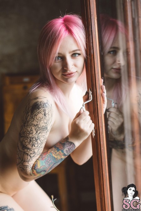 Соблазнительная Любовь: эротический фотосет дома