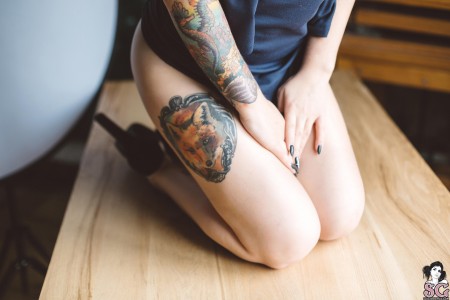 Соблазнительная Любовь: эротический фотосет дома