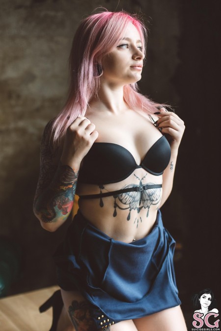 Соблазнительная Любовь: эротический фотосет дома