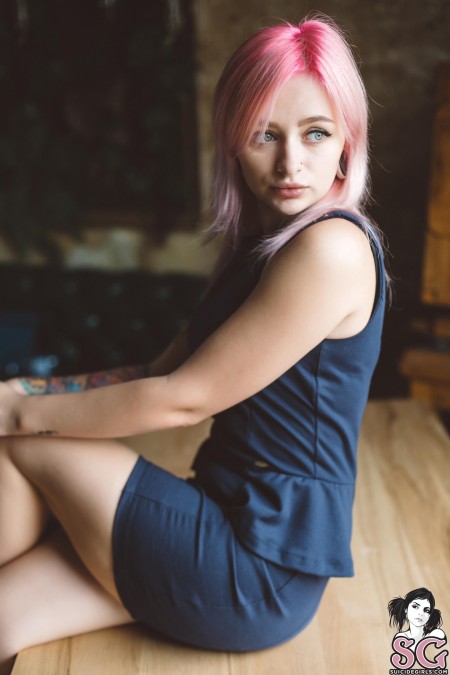 Соблазнительная Любовь: эротический фотосет дома