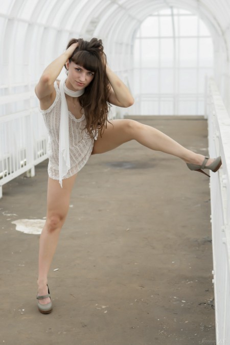 Обнаженная красавица Kara A в фотосессии