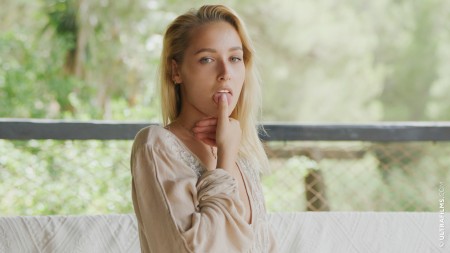 Счастливая блондинка на кровати