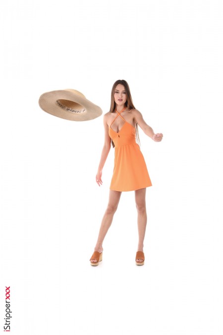 Летняя элегантность: Sonya Blaze в фотосессии