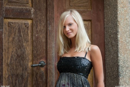 Блондинка Миела в ожидании собаки