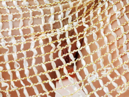 Счастливая блондинка в эротической фотосессии