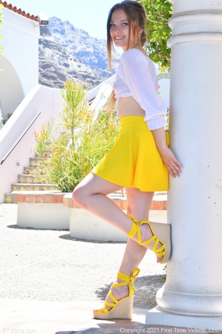 Оливия Ф: летняя эротика на природе