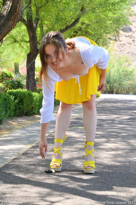 Оливия Ф: летняя эротика на природе