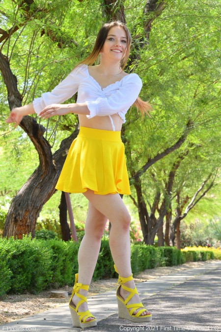 Оливия Ф: летняя эротика на природе