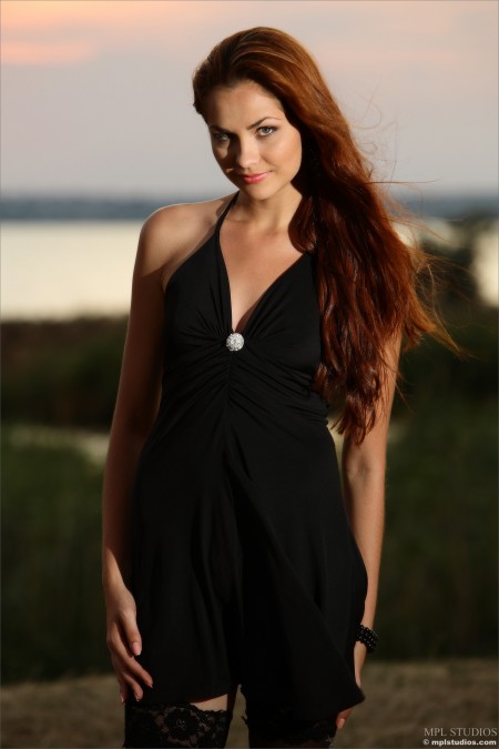 Смайлик в летнем эротическом фотосете