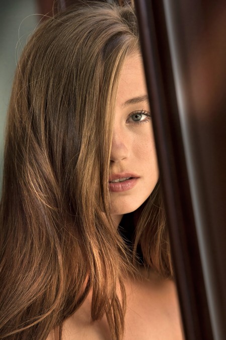 Радостное чувство модели в нижнем белье