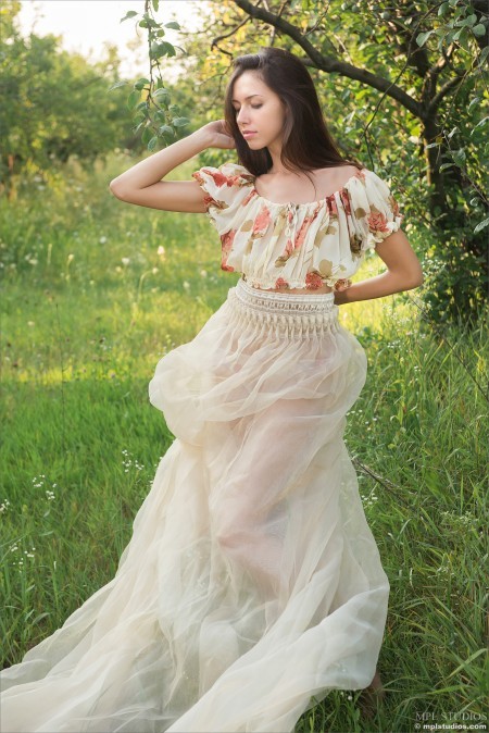 Прелестная Ксения: летнее эротическое фото