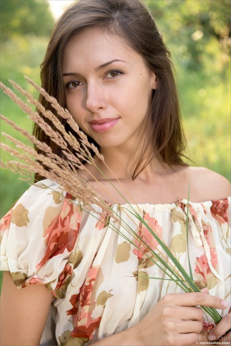 Прелестная Ксения: летнее эротическое фото