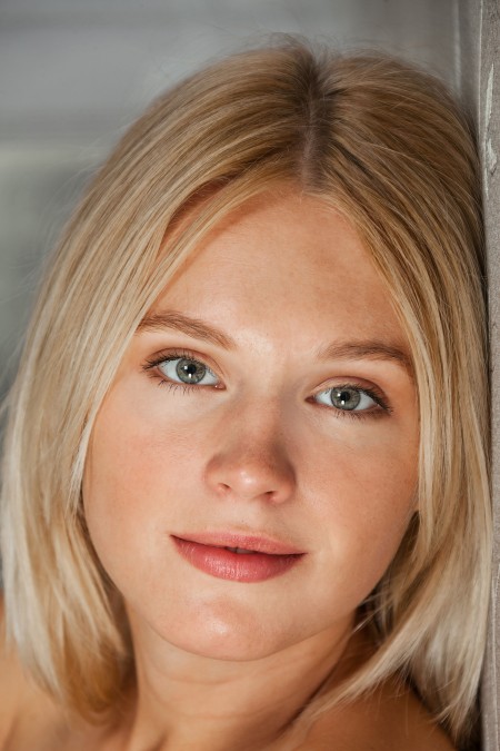 Блондинка Xena A: Внутренняя элегантность и чувственность