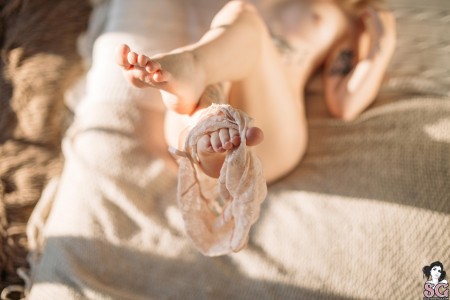 Соблазнительная Любовь: эротическая фотосессия