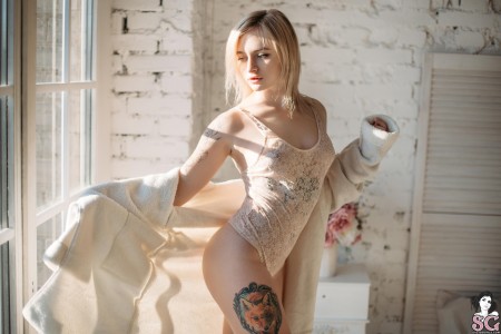 Соблазнительная Любовь: эротическая фотосессия