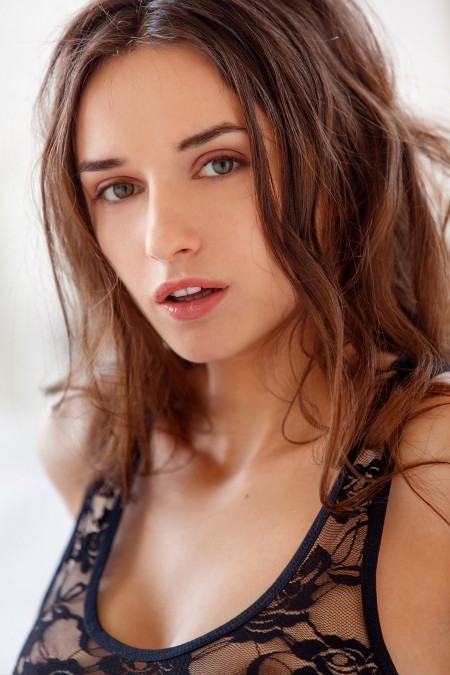 Глория Соль: элегантная красотка на фото