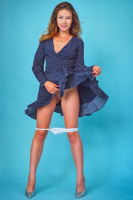 Счастливая блондинка позирует в модных каблуках