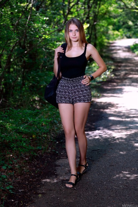 Летний фэшн-эротика в природе