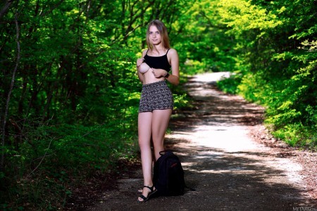 Летний фэшн-эротика в природе