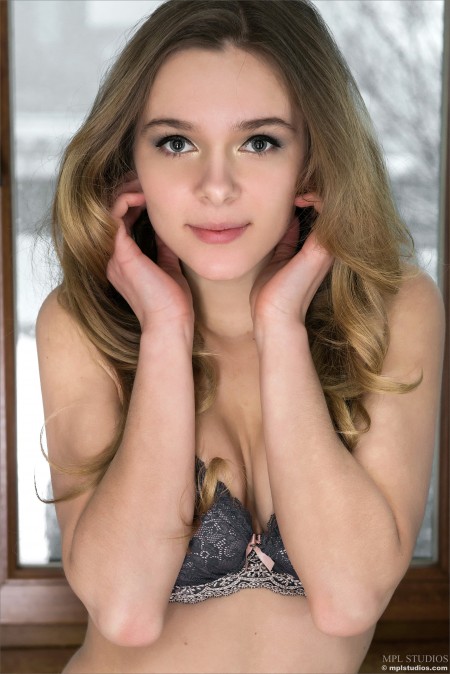 Изысканная модель Карисса улыбается