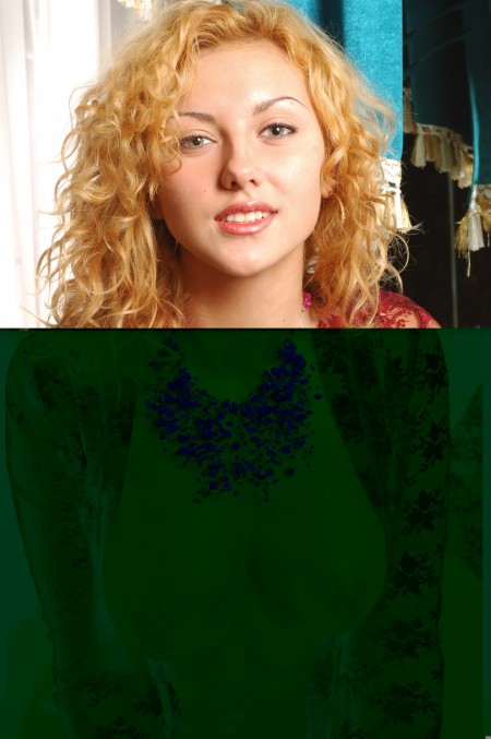 Соблазнительная блондинка Lada C в нижнем белье