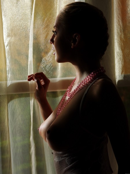 Соблазнительная блондинка позирует голая