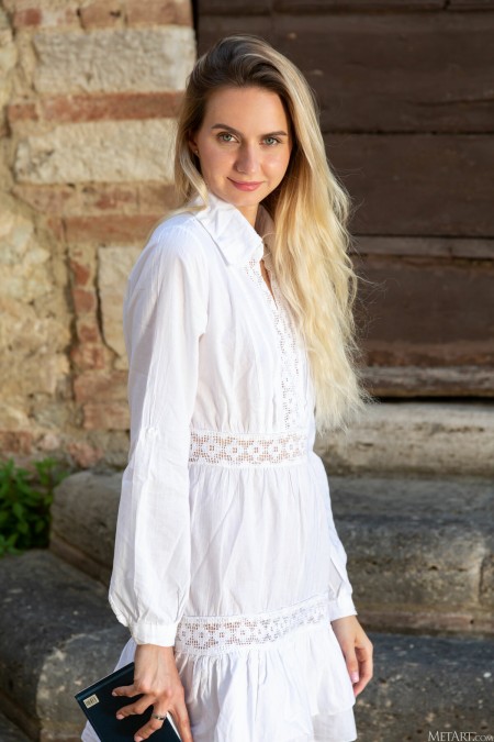 Летняя элегантность: улыбающаяся Эмили Сван