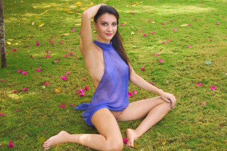 Элегантная модель в интимной фотосессии