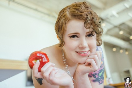 Улыбающаяся красотка на эротической фотосессии