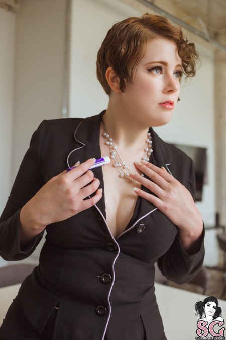 Улыбающаяся красотка на эротической фотосессии