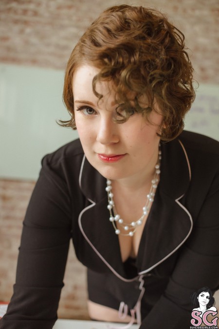 Улыбающаяся красотка на эротической фотосессии