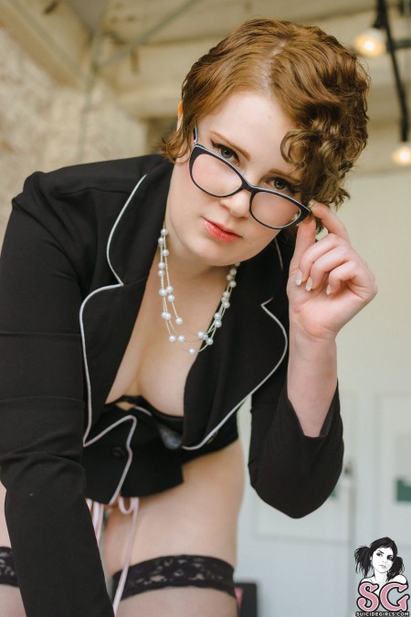 Улыбающаяся красотка на эротической фотосессии