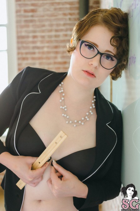 Улыбающаяся красотка на эротической фотосессии