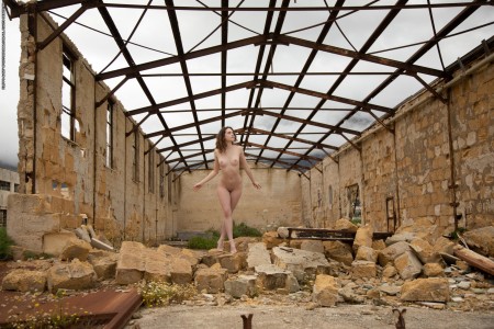 Летняя красота: девушка в природе